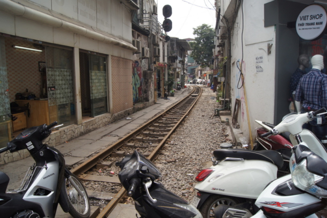 Miejsce do parkowania - ten tor jest czynny i łączy dworzec główny w Hanoi z północą kraju.