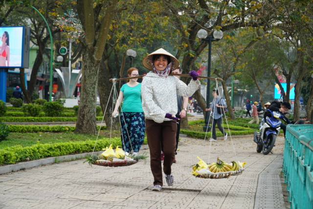 Wietnamski transport - taka miła bo myślała że zarobi, dając ponosić. Wietnamski transport - taka miła bo myślała że zarobi, dając ponosić.
