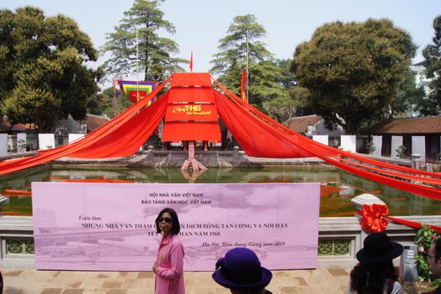 Hanoi-Literatura0009 Świątynia Literatury - trafiliśmy na jakieś święto - więc dziedziniec na czerwono
