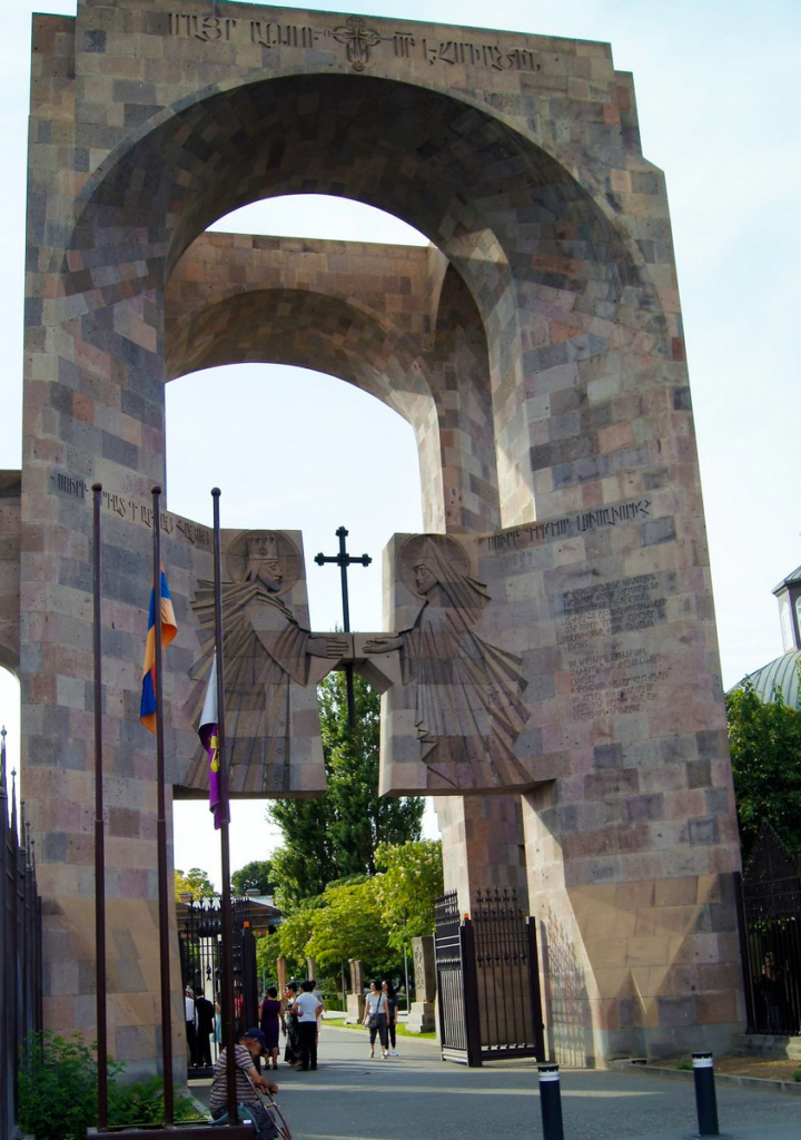 Etchmiadzin wejście do kompleku katedralnego