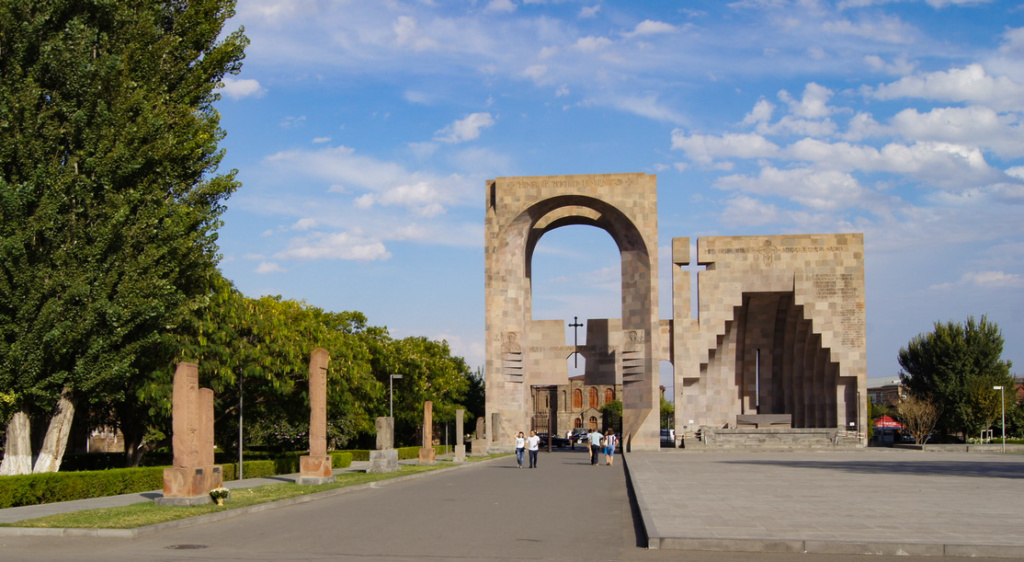 Etchmiadzin wejście do kompleksu katedralnego