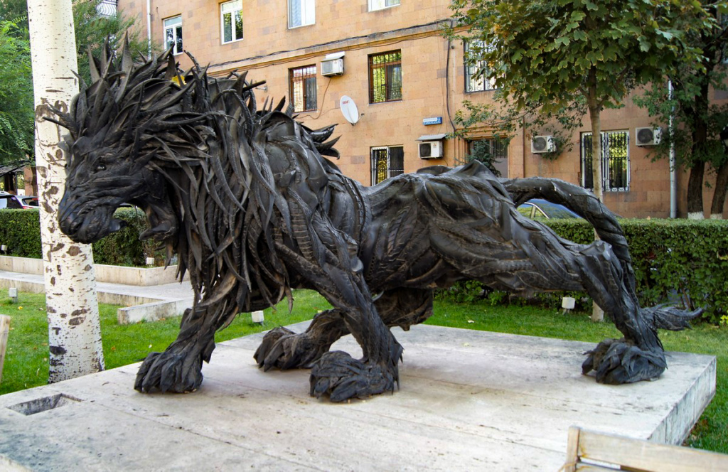 Rzeźba na placu Tymaniana