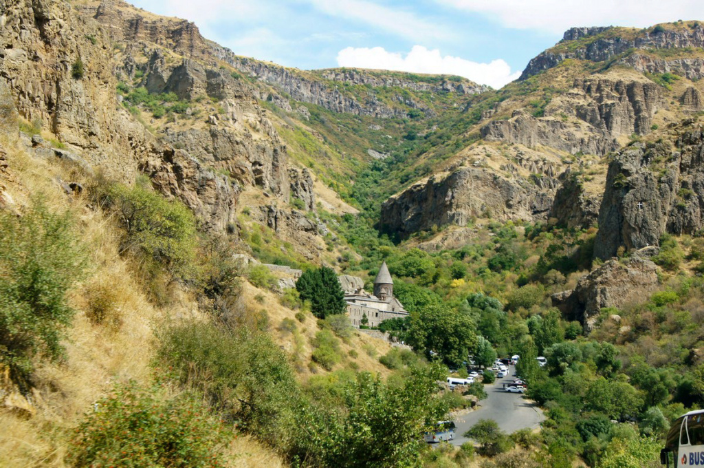 Klasztor Geghard - widok przy dojeździe