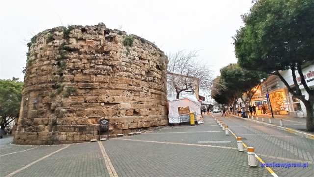 Kirenia - okrągła wieża Kirenia - okrągła wieża