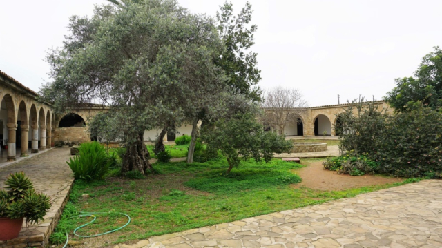 Dziedziniec monastyru św. Barnaby Dziedziniec monastyru św. Barnaby