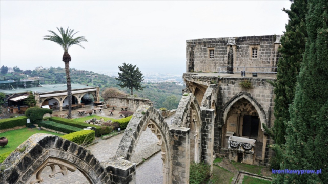 Opactwo Bellapais - widok na Kirenie Opactwo Bellapais - widok na Kirenie