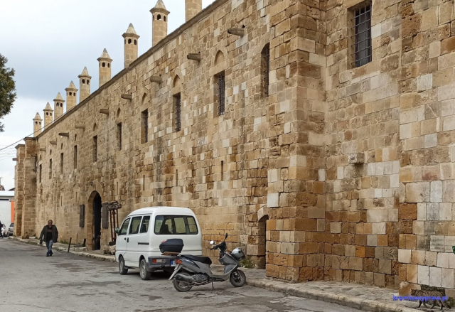 Niepozorne wejście do Büyük Han - starego zajazdu z XVI w. Niepozorne wejście do Büyük Han - starego zajazdu z XVI w.