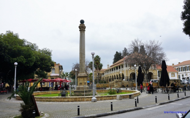 Kolumna Wenecka - w tle Başsavcılık Binası Kolumna Wenecka - w tle Başsavcılık Binası