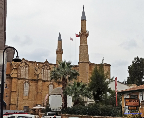 Meczet Selimiye w budynku byłej katedry Mądrości Bożej (Ayia Sofia) z 1208 r Meczet Selimiye w budynku byłej katedry Mądrości Bożej (Ayia Sofia) z 1208 r