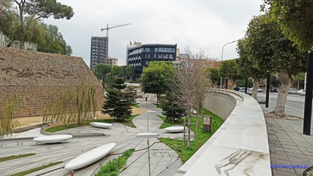 Ciekawy deptak przy murach obronnych - w budowie Ciekawy deptak przy murach obronnych - w budowie