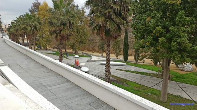 Ciekawy deptak przy murach obronnych - w budowie Ciekawy deptak przy murach obronnych - w budowie