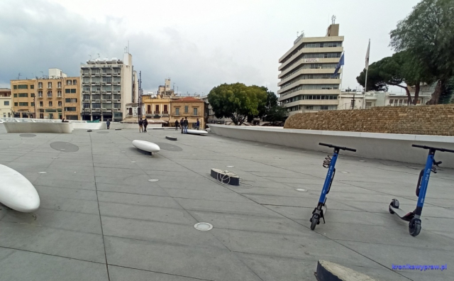 Ciekawy deptak przy murach obronnych - w budowie Ciekawy deptak przy murach obronnych - w budowie