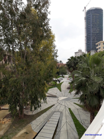 Ciekawy deptak przy murach obronnych - w budowie Ciekawy deptak przy murach obronnych - w budowie