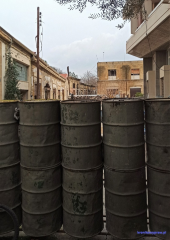 Strefa buforowa - dostęp zagrodzony beczkami Strefa buforowa - dostęp zagrodzony beczkami