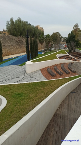 Ciekawy deptak przy murach obronnych - w budowie Ciekawy deptak przy murach obronnych - w budowie
