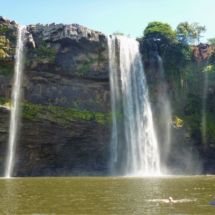 Wodospad Salto Kama Meru - tutaj też kąpiemy się Wodospad Salto Kama Meru - tutaj też kąpiemy się