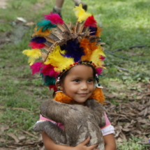 Dziewczynka z leniwcem dla turystów Dziewczynka z leniwcem dla turystów