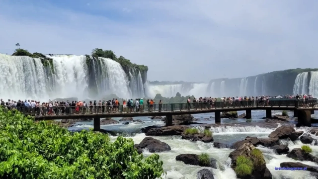 Brazylia wodospady Iguazu - widok na taras i Gargante del Diablo